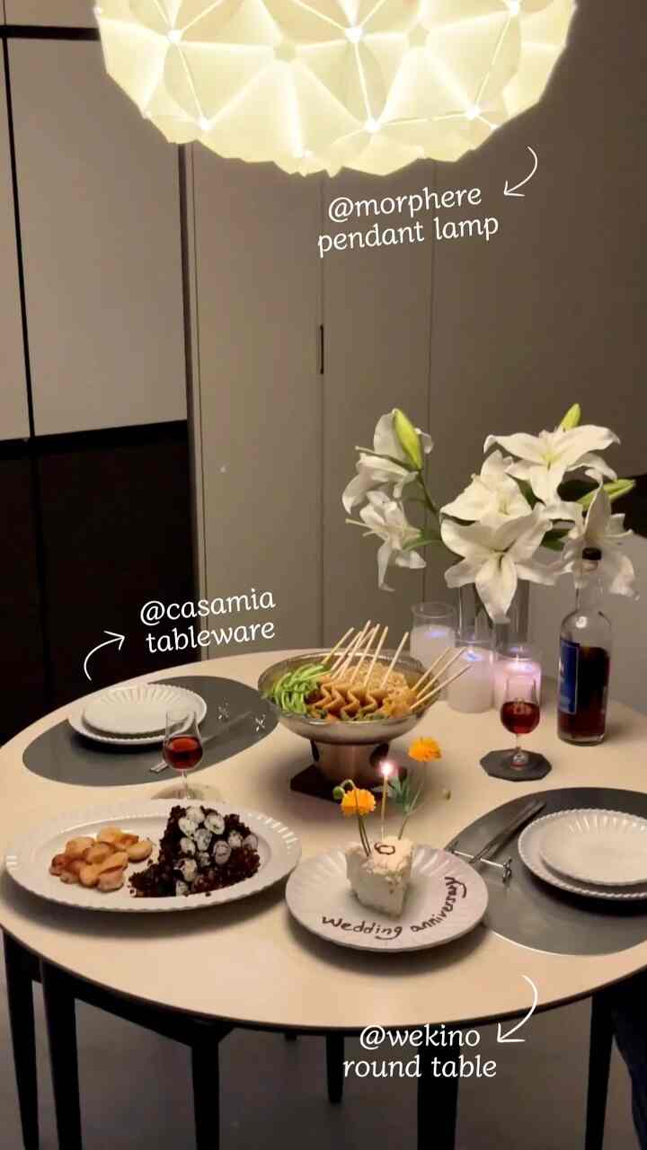 #ロマンダムキッチンホームストーラン、こんなロマンを実現しました🍽

キッチンを単に調理する空間ではなく
日常の小さなレストランのように作りたかったです。

✔ロマンを完成したポイント
①モルフィア食卓など✨️
一つのオブジェのような照明で
テーブルの上に視線が集まるようにしました。
普通の食事も雰囲気のあるホームストアに変身！

②ウィキノラウンドテーブル🤍
円卓はスペースをはるかに滑らかに接続します。 
向かい合ったり、並んで座ったりするのに良い構造です。
食事時間がもっと特別に感じられます🫶🏻

③カサミアテーブルウェア🍽
食べ物をより引き立てるプレーティングボウルのおかげで
簡単な料理もかっこよく見えます👏🏻

私の家のキッチンロマンはどうですか〰️？


＃コーンスープ記録集＃カサミア＃ウィキノ＃モルフィア＃バーゲンシュタイガー＃ホームパーティースタイリング＃ホームパーティーメニュー＃ホームジャカヤ＃プレーティング 