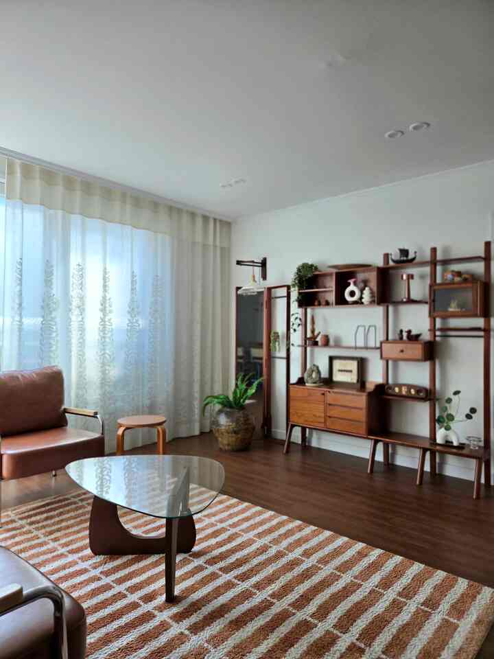 ＃インテリアノウハウ＃コンスープ記録集 

ウッドの重厚さがさらに濃くなる
雨の日のリビングルームムードです。
日の出とは違う落ち着き

ホワイトオークが良かった時代を過ぎて
ダークウッドに差し込まれ、この空間はダークダーク
色とりどりの色の中から床から乗って登る
異質感のない色味のラグと家具をマッチング
（靴下はよく選ばれたセンスのようです^^）
こだわり疲れてみた、進行中の人として
空間にもこの性向が溶け込むのが面白いです。

あきらめないプランテリアは調和に取って代わる
植物は明るく風の良い空間です。
ウォールキャビネットには愛情のあるビンテージ小道具
ちょっと見て良いほどだけ置く余白の美を！ 

落ち着きを探したいとき
なんだか理性的にしたいとき
そんな時、この空間を探しますよ🤎
。
。
。
＃マキシマリストのミニマルライフ＃今日の家＃スペース記録 
＃ウッドインテリア＃ビンテージ小道具＃小道具スタイリング 
#homesweethome #家の装飾 #ホームスタイリング #ホームデコ
#homesweethome #homestyling #homedecor #vintagestyle