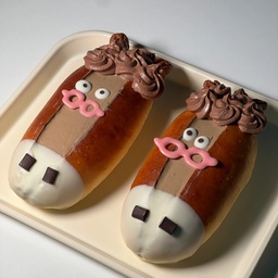 #콘수프기록집 #예쁜템최고야
밤티말빵🐴🍞
못생겼지만 귀여운 밤티말빵을 만들어보았어요-!
아니 그런데요....! 완성하고보니 제가 만든건 밤티말빵이 아니라 밤티소빵이더라고요....?!🐮
그래도 귀여우면 된거죠! (그렇다고 말해주세요...🫠✨️)
호지차크림을 가득 채운 빵에 초코펜으로 그린 눈과 안경을 붙여주고!
초코크림으로 말 갈기(?)도 표현해줬어요😀💛
오랜만에 귀여운 빵을 만드니까 너무 재미있더라고요!!
한 번쯤 만들어보시는거 진짜 추천드려요💝
[오늘의 추천템]
📌캠브로 캠트레이 사각
크기는 3가지/색은 21가지!
주방용, 인테리어용으로 다양하게 사용할 수 있어서 추천이에요😀💛
#밤티말빵 #베이킹 #홈베이킹 #baking #homebaking #홈카페 #homecafe #맞팔 #맞팔해요 #소통 #소통해요 #빵 #추천템 #주방용품