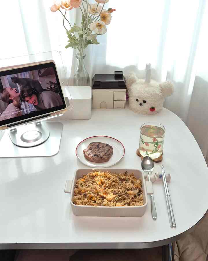 チャーハンともちカルビと一緒にするご飯時間～♪
読書台の上にタブレットを置く
プレイリストやYouTubeのほうがぴったりです。



＃今日の私たちの家3 ＃春のおもてなし