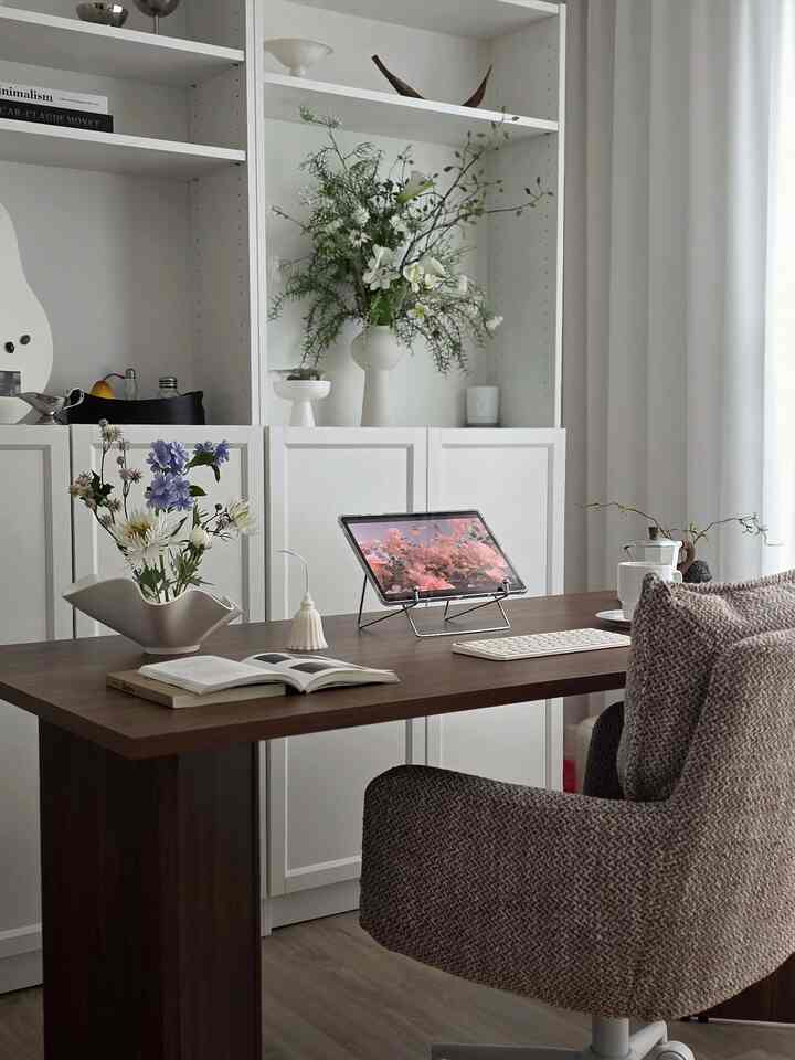 家の多くの家具の中で
引っ越した時からずっと愛情を込めているIKEA VILLYと
最近愛情が燃えているカサミアのテーブル

この2つの組み合わせは本当に...愛です🤍🤎

＃書斎スタイリング＃ウッドインテリア＃ウォルナット＃木製家具＃原木デスク＃原木テーブル＃デスクテーブル＃デスクチェア＃椅子おすすめ＃コンピュータチェア＃ビリー＃イケア＃デスクゾーン＃デスクテリア＃イオナンサ＃鉄のテムおすすめ