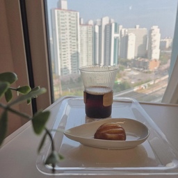 #콘수프기록집 #인테리어노하우
우리 집에서 제가 제일 애정하는 뷰 맛집 공간이에요! 🏙️ 
커다란 식탁도 좋지만, 
가끔은 이렇게 화이트 사이드 테이블 하나 
착- 펼쳐놓고 멍 때리는 게 찐 힐링인 거 아시죠? ☕️
공간 차지 안 하면서도 감성은 챙겨주는 기특한 아이템이라 
홈카페 즐길 때마다 손이 가요. 
#홈카페  #사이드테이블 #뷰맛집 #집꾸미기 #화이트인테리어 #거실인테리어 #감성소품 #홈스타일링 #시티뷰 #나만의아지트 #홈카페인테리어 #힐링스팟 #맞팔
