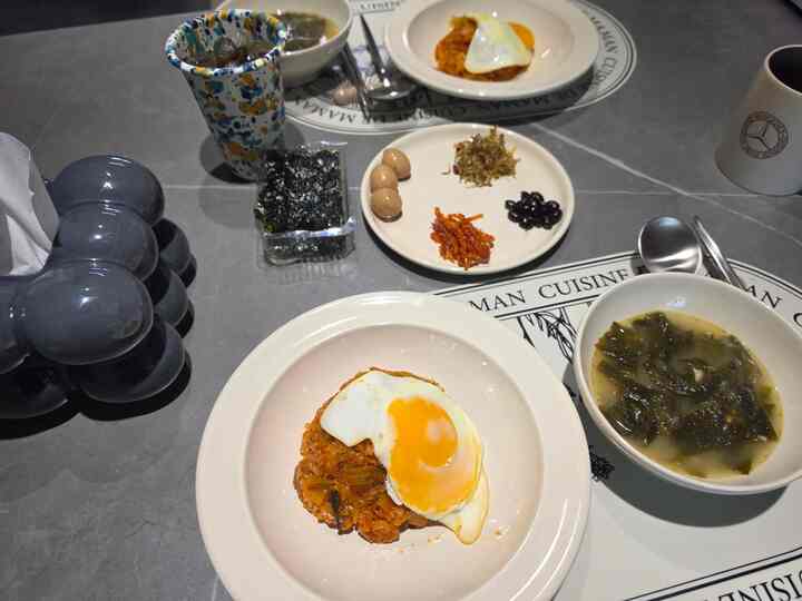 #콘수프기록 #콘수프기록집 
今日の昼食はキムポック🍳🍲
フダダック作りのシソワカメ 
甘酸っぱいキムチ炒め卵をフライして金で食べると   #일상기록