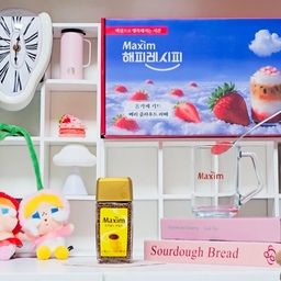 맥심 해피레시피 🍓 베리클라우드 라떼🍓 
레시피가 담긴 키트를 받아보고,
저도 한 번 따라서 만들어 봤어요! 
딸기 분말과 설탕 조합으로 딸기 시럽을 만든 후
우유, 모카골드 마일드 커피 순서대로 부어주면 되는데
우유거품은 따로 덜어두고 마지막에 올려주면 예쁘게 완성 되더라구요! 
이 조합이 어울릴까? 싶었는데 
새콤함이 먼저 느껴지고 그 다음에 커피 맛이 들어오는게
생각보다 더 잘어울려서 계속 만들어 마시고 싶었어요!
-
그나저나 베리 클라우드 라떼에 맞춰서
홈카페에 핑크핑크함을 더 해봤는데
요런 느낌두 괜찮나요..? 
나름 인테리어도 바꿔본다고 핑크로 톤을 맞춰본지라 
어색하면서도 마음에 들어요🩷
전체적으로 화이트를 깔아두니 
소품만으로도 색을 바꿀 수 있어서 좋아요! 
#콘수프기록집 #인테리어노하우 _ [1]
#홈카페 #홈카페인테리어 #분홍인테리어 #핑크인테리어 #맥심해피레시피 #베리클라우드라떼 #딸기라떼 #홈카페즐기기 #홈카페레시피 #인테리어소품 #맞팔 #맞팔환영 #소통 #소통환영