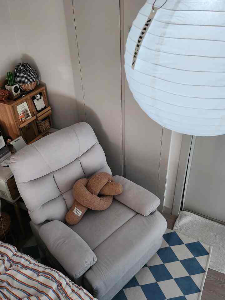 I added some lighting to my house, which looked a bit plain, using Kkokkopins and Daiso cordless lights ❤️

#DIYInterior #조명 #맞팔 #한지조명 #1인소파 #리클라이너 #러그

#Cushion #안방