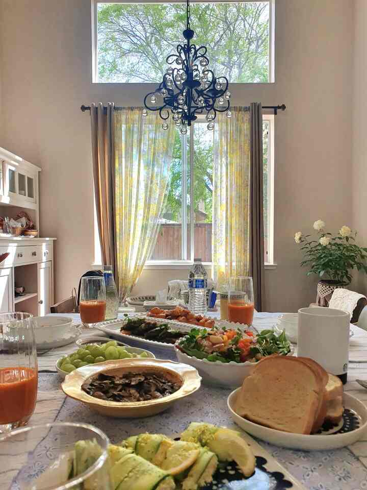 アメリカに住む韓国の母親のホームカフェ☕️
知人の家に訪れました。 
こんな姿になったテーブルに瞬間感動🤎
サンバースト、テーブルセッティング、食べ物まで
すべて自然に調和した夏の雰囲気。
深刻なアメリカの生活で  #여름인테리어 #브런치 #테이블세팅 #집들이 #감성집밥 #미국일상 #홈브런치 #콘수프기록집 #인테리어노하우