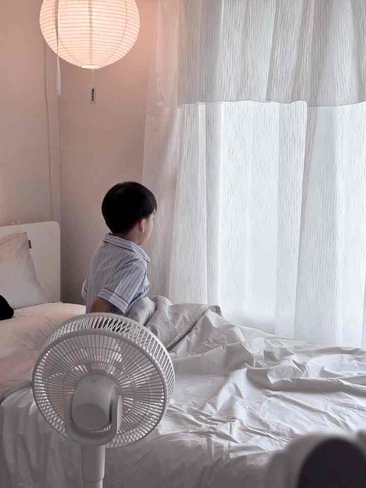 ふと暖かくなった天気、私たちの家の寝室もふわふわの切節羊毛布団で改装しました。 🕊️

羊毛は自分で湿度を調節してくれて寝る間ずっと気持ちよく快適でしたよ。軽くながらも体温を程よく保ってくれて、最近のような切節に覆うのにちょうどいいことがありますよね？ ☁️

独特のナチュラルな質感がホワイトトーンの寝室ともよく合い、私の好きな落ち着いて快適なわびさびムードが一層濃くなりました。 🤎
​​
＃寝室のインテリア＃ワビサビ＃ホームスタイリング＃寝室の装飾
#ミニハウス 