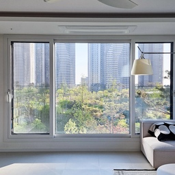 #뷰가좋은우리집 #콘수프기록집
청약됐을 땐 저층이라 살짝 아쉬웠던 우리집🏡
근데 살다 보니까,
저층만의 싱그러운 매력이 있더라구요🌿
바로 앞엔 공원이 생겨서
앞으로 더 푸릇푸릇해질 예정이고,
그 너머로는 바다가 보이고
다른 창으로는 인천대교까지✨️
계절이 바뀔수록, 뷰도 같이 변하는 집이라 더 좋아요
다가오는 여름엔 더 초록해질 우리집이 기대되는 요즘🏡💚
.
.
.
.
#집꾸미기 #신혼집인테리어 #아파트인테리어 #우리집기록
#뷰맛집 #오션뷰 #공원뷰 #거실꾸미기 #저층인테리어 #아파트저층 #아이있는집 #미니멀인테리어 #모노톤인테리어 #화이트인테리어 #블랙앤화이트 #신혼집꾸미기 #파크뷰아파트 #오션뷰아파트 #노을맛집 #양창형거실 #거실인테리어