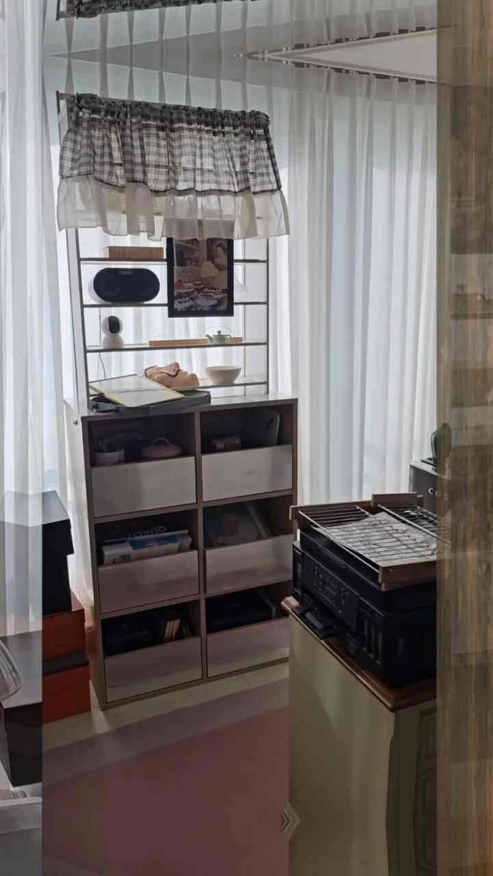 #온갖빈티지홈카페 #온갖빈티지   #이안가구  #책장  #vintageinterior  #coffee #ongodvintage 

《ホームカフェ+ヴィンテージムード》=いろいろな種類のビンテージ✔️
Cozy, Lovely, Vintage.

● くすみ収納テム収納家具：《イアン家具ティンバー収納場》 いろいろな物を見えないように収納できますよ。
半オープン型なので、どんなものがどこに入っているのか 
👀一目でわかりやすく、開閉しやすい引出し型なので 
よく使うものを密封して取り出しやすいですよ〜
私は器として使用していましたが、今はA4用紙とインク、 
いろいろな人形と小さな額縁を収納しています。 
高さのあるものも収納しやすいのがメリットです。

オーク色のティンバー収納場にステンレスシートを貼りました。
その上にムタゴンマーケットの靴整理台を載せて 
ヴィンテージ本棚の雰囲気を演出してみました。
本棚ひとつずつ立てたかったのに、裏が詰まった本棚は
入ってくる日差しを防いで苦しく見えるようでした。
ムタゴンマーケットシューズ整理台を本棚として活用するので、
背中が開いているのが好きです〜 

いろいろな種類のヴィンテージが乱舞する我が家～♥︎ 
賢い消費アイテム of コスパアイテム。
<サムサムテキスタイルチャールカーテン>
＜塗りつぶし空間カシミアホワイトライン正方形リビングルームラグ＞
＜イアン家具ティンバー収納帳本棚＞
<ムタゴンマーケットシューズ整理台>
＜マンデーハウスアクアテックス4人ソファ＞
<香木店原木漫画本棚>
＜ゆか調和木＞
＜オルミオーロラダンスタンド＞

♡====================♡
      
       [コージー+ヴィンテージ=Lovely]

「私は年齢ではなくヴィンテージになります」
Io Non invecchiando, divento vintage.

I enjoy decorating my home.

ロマンチック、ホワイト、ウッド、シェビー、コージー、ラスティック..🤍
最近、私はこれらのヴィンテージの言葉に浸っています。 🤍🤎

ヴィンテージムードを愛する私にとって
ヴィンテージは私に幸せそのもの、私のすべてです。

if you love vintage..  #빈티지인테리어  #홈스타일링 #홈카페인테리어 


    Happy ON.GOD Vintage time.
        :)♥︎

♡==============================♡

 《あらゆる種類のビンテージホーム》
   フランスヴィンテージムード〜

   パリカフェ。
   :)♥︎

いろいろな種類のヴィンテージが飛び交う…♥︎
ヴィンテージムードが興奮した…♥︎
《On.God.Vin.T.G》