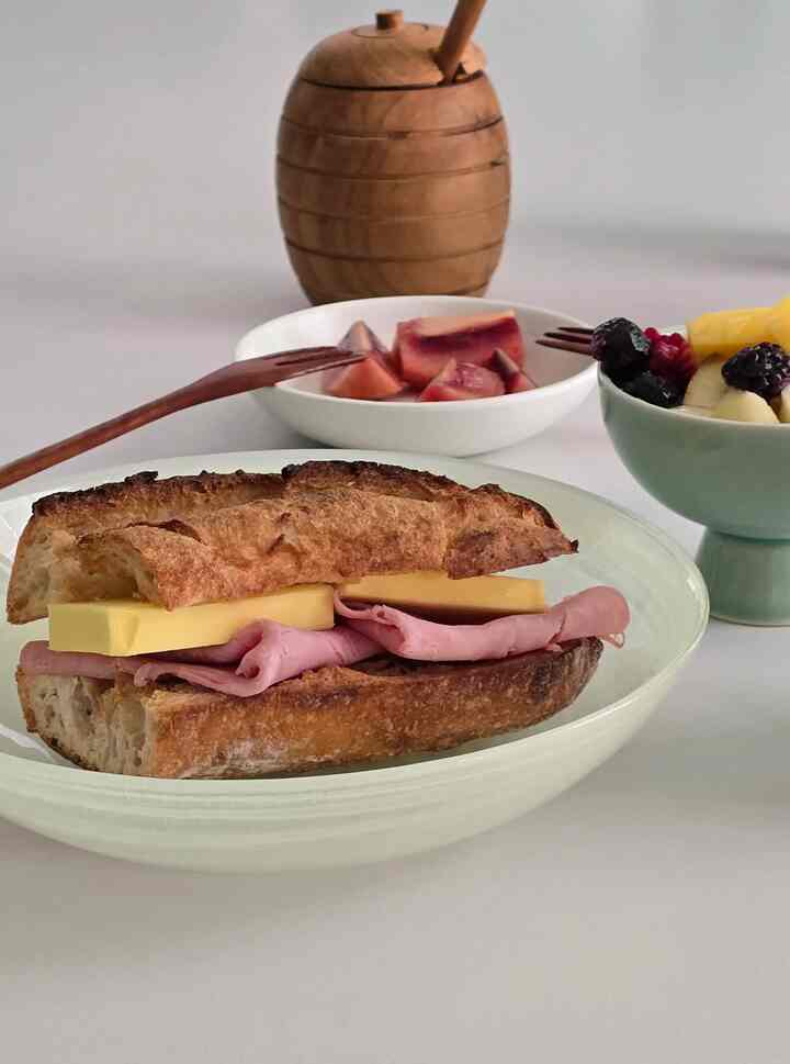週末のブランチ🥖🥄
今日はバゲットカリカリ焼きます
ジャンボンとバターを入れてクァサク✨️

フルーツの束を入れたヨーグルトとコーヒーまで添えたら
完璧な週末の朝🤍

最近私の最愛のボウルはアラバスターサラダディッシュです！
美しいガラスクラフトの柄がとても好きです。
どんどん取り出すようになりますね:)  