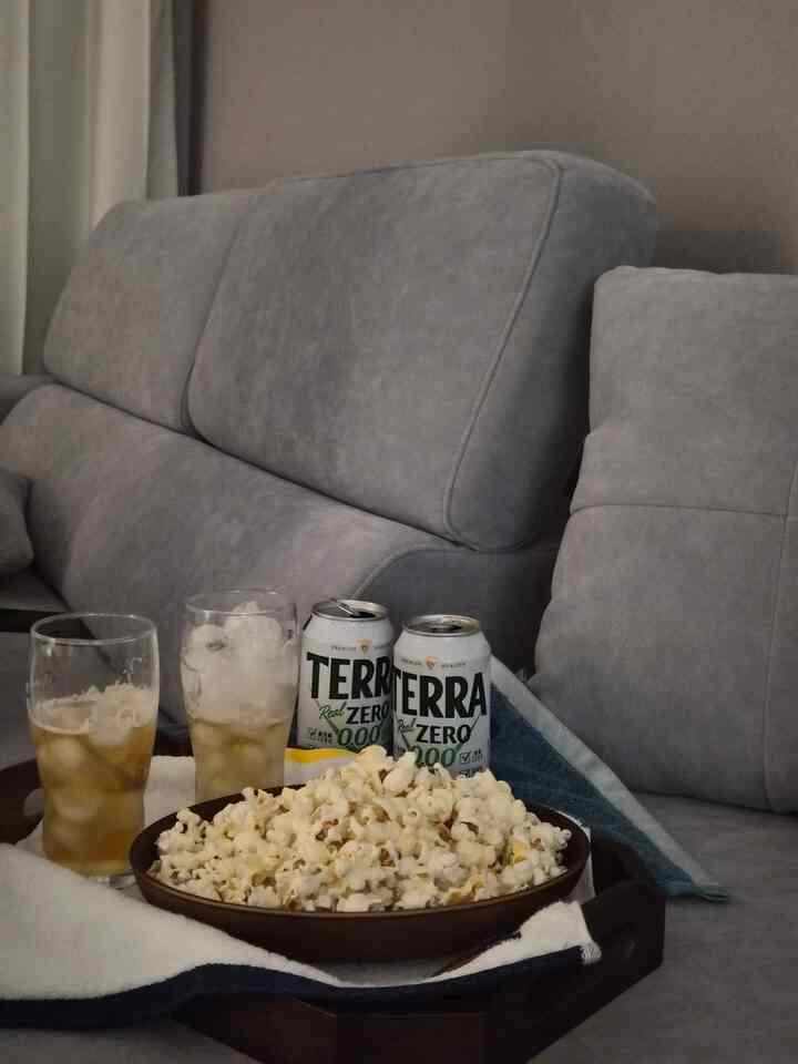 オーガーデンで収穫したハンドタオルを見るたびに
収穫の喜びがラララ🎶

夜明け授乳でノンアルコールですが、
陸退後ビールとポップコーンまで食べるのでここが極楽🥹🖤
幸せは別れますか、
こんな小さな日常がただ幸せですよ🫶


＃かわいいテムベスト1 ＃今日のガーデン＃収穫の喜び 