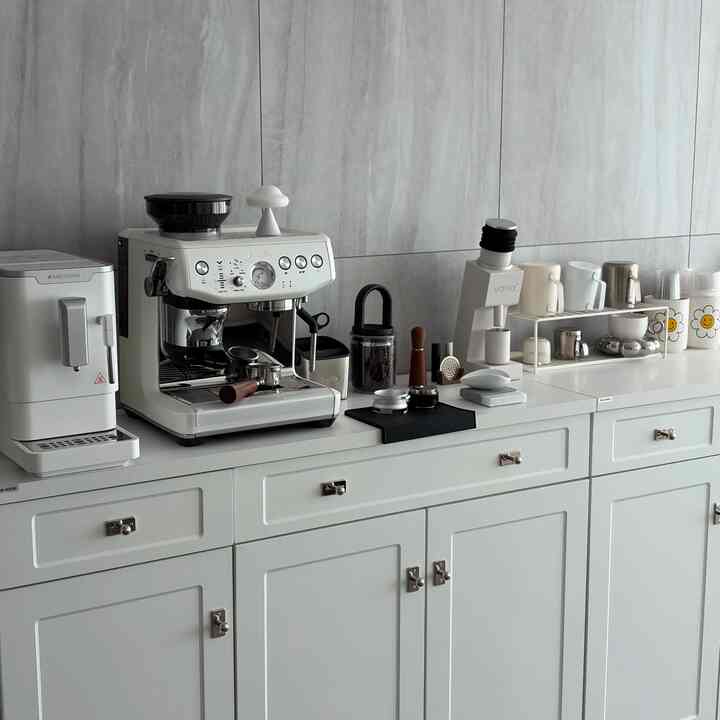 ＃ホームカフェゾーンを飾る＃コンスープ記録集 

最近家で一番好きな空間は
コーヒーマシンの前です☕️

朝は急いで一杯下げ、
週末はゆっくりラテ作りながら長く滞在。

ホームカフェは必ずしも途方もなくても
好きなコーヒーと小さな好みだけで十分ですね🤍


＃ホームカフェ＃ホームバリスタ＃コーヒーマシン＃プリティテム最高屋＃ホワイトインテリア 