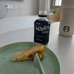 일마치고 청소기돌리고 빨래정리하고 
허기진 배 빵과 냉장고에 있는 커피하나로 냠...😆 
스벅텀블러도 오늘와서 개시해봤는데 넘 이뿌넹💚
#콘수프기록집 #오늘의우리집 #선팔맞팔 #맞팔 #이케아 #아카페라커피 #텀블러추천 #텀블러 #스타벅스텀블러 