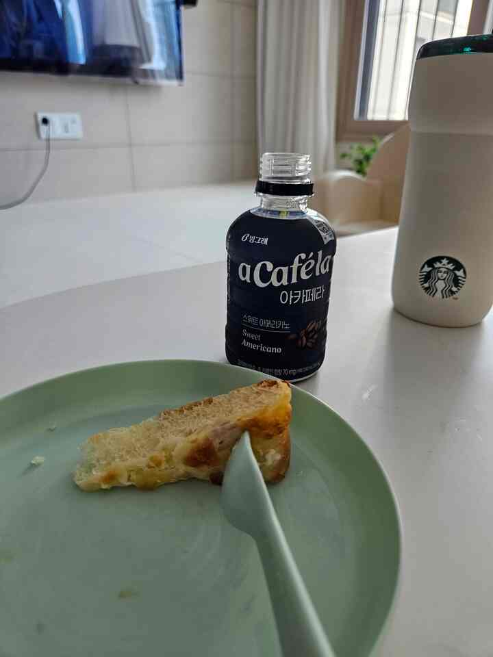 終えて掃除機を回して洗濯物を整理する 
空腹のパンと冷蔵庫のコーヒーを1つにする...😆 
今日はスワップタンブラーを始めましたが、

＃コンスープ記録集 