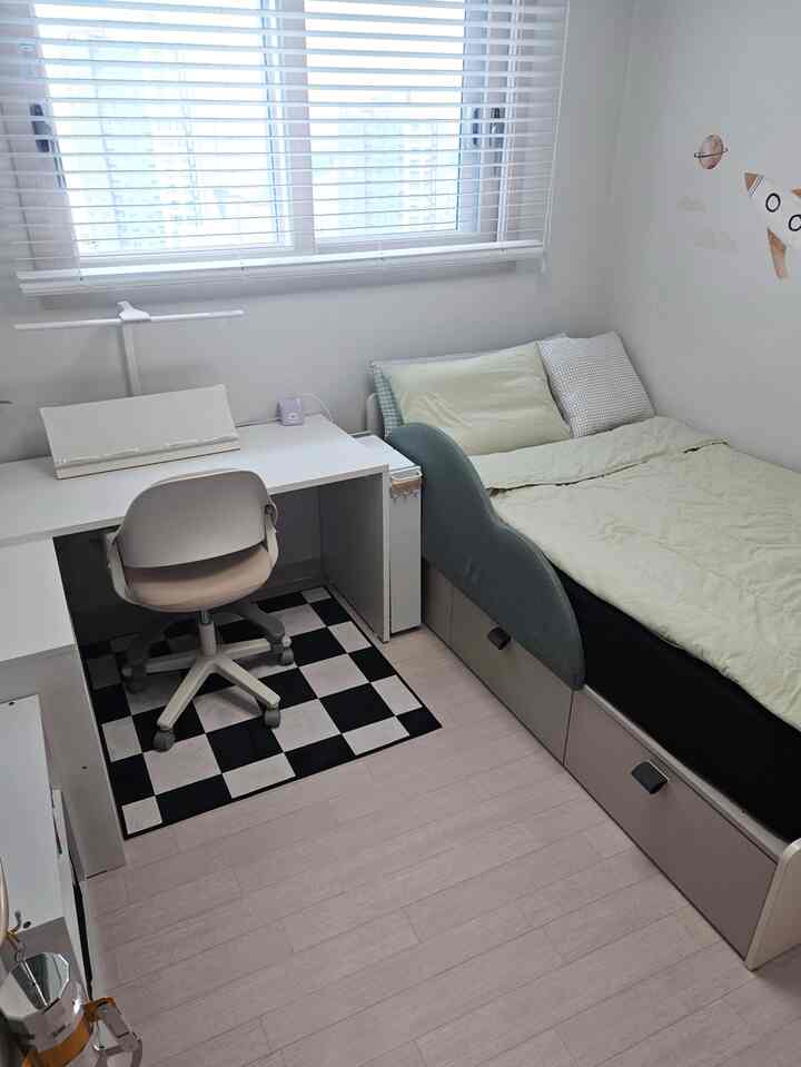 ＃今日の家を通じて製品を提供され、直接使用した後期です。

日差しが激しい最近の天気に覆うのにぴったり 
季節の布団を紹介します🌿

子供部屋のインテリアに変化を与えたい選択した「ソフトグリーン」カラーなのに、期待していたよりずっと華やかできれいだと思います。
しぶきの緑ではなく、柔らかいパステルトーンです。
既存の家具ともよく似合いました。 

特にストレートヌビームデザインのおかげで、布団が浮かぶことなく 
もち米餅だけで体に着巻く感じがいいし、
視覚的にもすっきり見せて満足です。 

「ソフトウォッシング」プロセスを経た製品です。 
肌に触れる感じが本当に見えます。 
一般的な綿の布団とは違うサラサラが生きています。 
ジャデニアの綿を使って軽くながらも適度なボリューム感が感じられ、覆われたときにふわふわが感じられ、OEKO-TEX認証を受けた安全な糸だから子どもが書くのにも安心です。

最近のように日差しが大きい天気やエアコンをつけ始める 
夏の夜に覆うちょうどいい厚み感で 
薄すぎると虚弱で重いとかっこいいですが、 
3ozの軽量感のおかげで 
通気性に優れて快適に使えると思います。
洗濯機と乾燥機の使用がすべて可能で管理も楽で、 
洗濯後も綿束なしで素早く乾燥しました。
価格もリーズナブルなので、季節用の布団におすすめです。

#今日の家のレイヤー
＃layer_review_2605＃寝具おすすめ＃子供部屋のインテリア
＃キッズキルト＃ssキルト＃ペットキルト＃夏のキルト＃夏の寝具を交換しました＃グリーンインテリア＃ミントインテリア 
