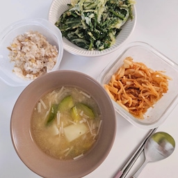 요리를 잘하는 것두 아니고 이쁘게 플레이팅도 못하지만 
아이 때문에 집에서 집밥을 매일 해먹어요... 
덜어 먹을 시간도 없이 후다닥 먹으며 아이밥도 먹여야되는 현실이지만 
그래도 매일 하다보니 나름 요리 실력이 쪼끔씩 느는거 같아요 
여유가 생기면 이쁘게 플레이팅해서도 먹어보려합니다 😆
#오홈스토랑 #콘수프기록집 #선팔맞팔 #집밥 #맞팔 #요리 #요린이 #집밥기록 #집밥이최고 #르난세그릇 #내열유리용기 #냉동밥용기 #플레이팅장인 