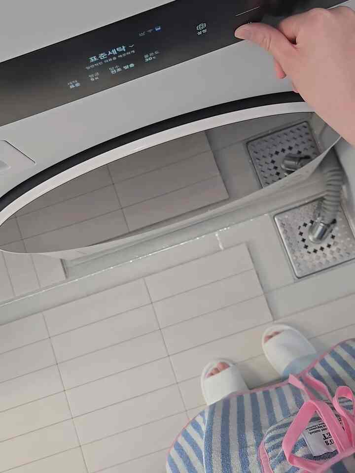 ＃コンスープ記録集＃今日の私たちの家
今日の暮らし🏠🫧
最近バス消臭剤を新しく購入しました。
気に入ったんですよ👀

最後に販売が入って引き出しの上に
ドレスルームにも一つ置こうともう2つ購入しました！

今私はそんなに暑いです。
サーキュレーター洗浄しました✨️
。
。
。
＃サリム＃サリムテム＃主婦＃毎日＃メイド
＃コミュニケーション＃30フラットアパートメント＃アパートメントインテリア
＃ミニマル＃リビングルーム＃ランドリールーム＃デッキタイル
＃リビングインテリア＃家の装飾＃家の整理＃
＃消臭剤＃バス＃ホームウェア＃家畜＃蜂蜜
#サーキュレーター #ダールーム #無線サーキュレーター #扇風機おすすめ