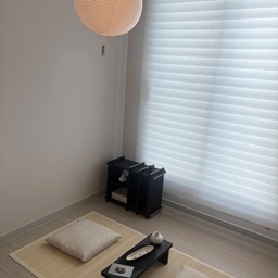#셀프인테리어 #콘수프기록집 🍵🤎
셀프인테리어 하면서 꼭 달아보고 싶었던
누노즈 페이퍼조명
얇은 한지 느낌의 페이퍼 소재라
불을 켜면 빛이 은은하게 퍼지는데,
공간 분위기를 정말 부드럽게 만들어줘요
낮에는 오브제처럼 담백하고
밤에는 조명 하나만 켜도 무드가 달라지는 느낌✨
30cm부터 60cm까지 다양한 사이즈로 나와서
공간 크기에 맞게 고를 수 있는 것도 좋았어요
저는 전기공사는 어려워서
천장 시공 대신 무선 조명을 따로 구매해서 사용했어요
페이퍼 조명 안에 무선 전구 넣고,
끈이랑 연결해서 꼭꼬핀으로 천장에 걸어줬는데
생각보다 설치가 간단해서 셀프인테리어 초보도 가능하더라구요🫧🤎
무선이라 리모컨으로 on/off 조절도 되니까
침대에 누워서 조명만 살짝 켜두기 좋아서
요즘 제일 마음에 드는 공간이에요.
복잡한 시공 없이도
분위기는 충분히 바뀔 수 있다는 걸
이번에 다시 느꼈던 셀프인테리어✨
#현명한소비 #페이퍼조명 #누노즈 #한지조명 #무드등인테리어 #알파룸인테리어 #거실인테리어 #다도공간 #다도 #차실 #차실인테리어 #다도인테리어 #다실인테리어 #집스타그램 #홈스타일링 #감성인테리어 #미니멀인테리어 #조명인테리어 
