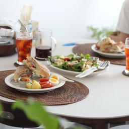 주말 브런치.
맛있는게 많은 마르쉐 나들이였지만, 
밥은 집에 와서 먹는 저 어때요ㅋㅋㅋ
바질페스토에 잠봉,치즈 잔뜩 넣어 파니니 굽고,
텃밭에서 버터헤드&루꼴라&적근대 수확해
사과,토마토,브리치즈 올리고 맛난 생밤을 슬라이스해 올려줬어요.
중간중간 씹히는 오도독한 생밤이 너무 매력적이었고,
갓 수확한 야채는 텃밭을 해야하는 충분한 이유가 되어줍니다^^
어제 사 온 파슬리와 민트 모종도 잘 옮겨줬구요.
얼른얼른 성장하기를 바라는 마음 🤭🤭🤭🤭🤭
월요일부터 흐린날씨에 그날까지 겹쳐 컨디션은 다운이지만,
배가 고파서 냉장고 앞을 서성이고 있는데,
흠...먹을게 없다는🤔🤔
지금 제일 필요한건 남이 해주는 밥인데,
이것도 현실 가능성 없음ㅋㅋㅋ
과일이나 먹자!!!!
#브런치맛집
#우리집밥상 #요리스타그램 #플레이팅 #집밥 #cooking #집밥스타그램 #홈메이드 #테이블세팅 #그릇스타그램 #음식사진 #instafood #내주방이야기 #koreanfood #homecook #foodstyling #onthetable #followme
#daily 
