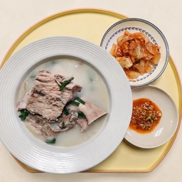 엄마가 새벽부터 푹 고아주신 돼지등뼈곰국 🥣
뼈에 붙은 고기는 새우젓에 살짝 찍어 먹고
진한 국물엔 밥 한 술 말아 한그릇 뚝딱 😋
#엄마표 #돼지등뼈곰국 #최애음식 #따뜻한한끼
#오늘의집밥 #라크라프트