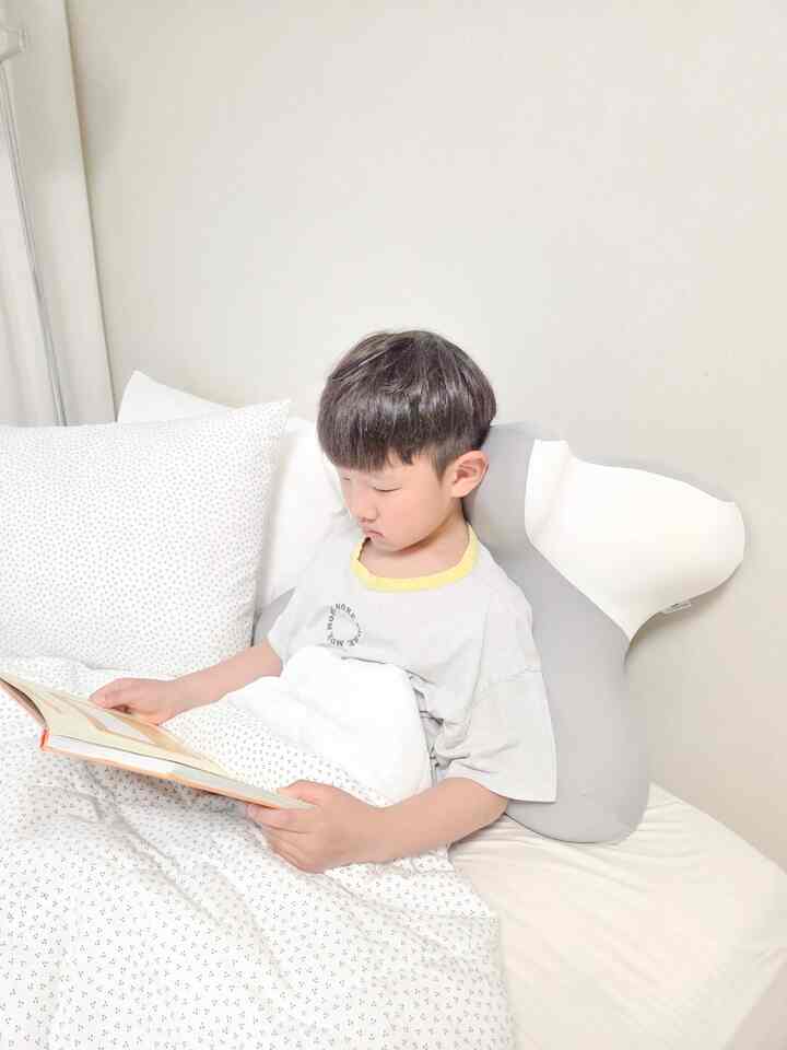 ＃コンスープ記録集＃賢明な消費 

最近ベッドに横たわって携帯電話を見る時間が増えました。
首と肩がどんどん恥ずかしくて使ってみたhagoogi枕🤍

最初はユニークなデザインが不思議でした。
自分で使ってみると、首を安定感よく支えてくれて楽でしたよ〜

特に携帯電話やタブレットを見るとき
首の折れが少なくて長くても負担が少ない感じ！
子供も本を見るときに先に持っていくのを見れば 
やっぱり気持ちいいですね！

頭だけでなく、腰や足の裏にも活用可能なので
ウングンの手がよく行くヒーリングテムですよ🤍

#hagoogi #すっきり枕 #うまく枕 #機能性枕 #メモリフォーム枕 #枕おすすめ #睡眠テム #集純テム

