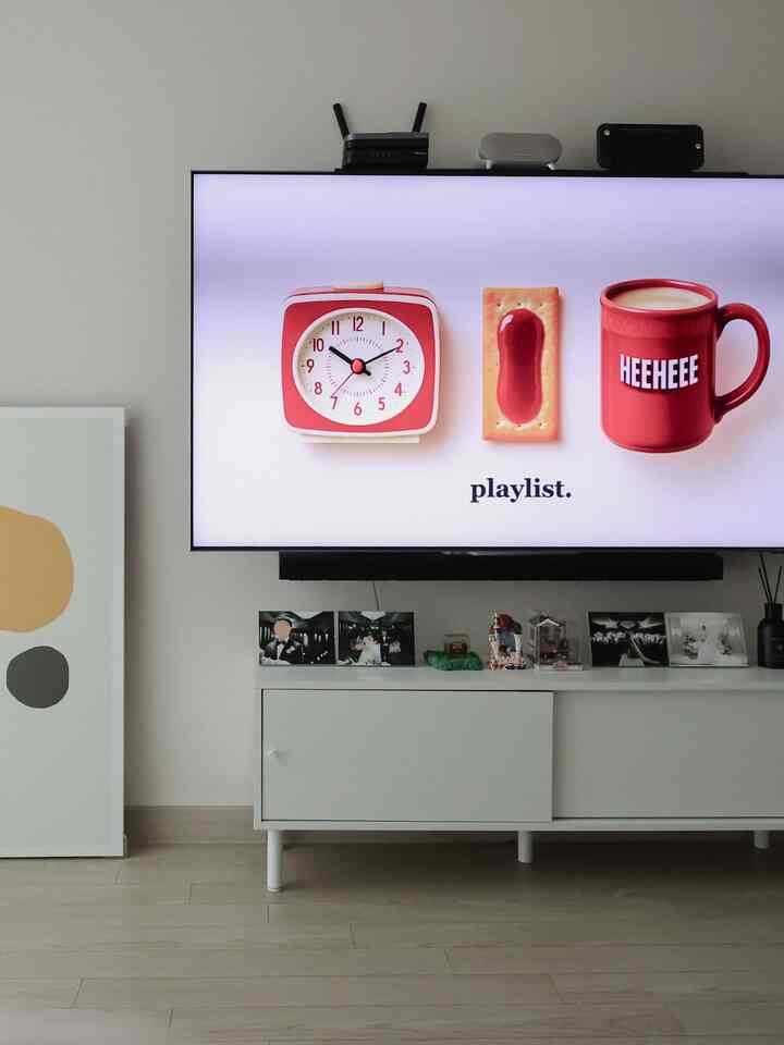 目を覚ます時間の中で最も多くの時間を過ごすリビングルーム。
テレビ場なしで過ごしてから安いやつに聞こえましたが、空間の雰囲気をつかむのに効果が大丈夫ですね:)

食卓を置きたいのですが、スペースが無くて折りたたみ式です。
立てておいても雰囲気を損なわないデザインに選んだが、
サイズが多めでよく書いているところです。

コースターは友達が贈り物としてくれた芝生コースター🤍💚
バルセロナ球場⚽の芝生のお土産とすっぽり似合います😁

#リビングルーム 
