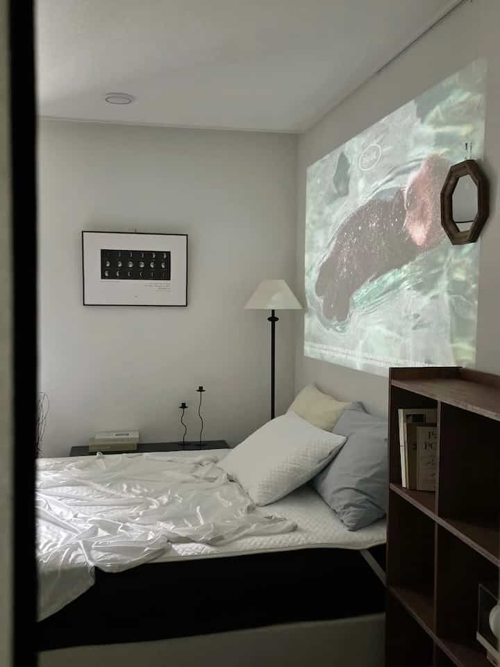 春が来て寝具を変えたばかりです。
もう春の寝具が暑くなって、さらに遅くなる前に夏の寝具に交換！
やはり夏には冷たい布団です。
マットから羽毛布団、枕カバーまで芽を変えてビームで涼しい背景まで撃つ
寝室に夏が来たと思います🤍🫧

＃夏の寝具を交換しました＃冷たい布団＃冷たいマット＃枕カバー＃ビームプロジェクター＃ポスター＃フレーム＃ベッドルームスタイリング＃長スタンド＃照明＃照明おすすめ＃寝室照明＃寝具おすすめ＃夏の寝具＃クイーンフレーム＃ウォールミラー＃ウッドインテリア＃ウォールナット＃ブラックインテリア 