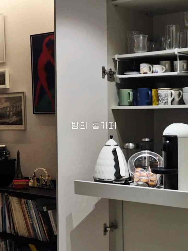 💙夜のホームカフェ💙

寝ようと横になってコーヒー一杯考えてからまた起きました。ダブルエスプレッソを飲んでも蜂蜜を眠ることができる私。キッチンの一方でホームカフェを飾るので、24時間いつでも好きなコーヒーを楽しむことができます。ドアを閉めれば消えてドアを開けると現れる我が家のホームカフェゾン下段引き出しにはリスがドングリを集めておくようにコーヒーカプセルとコーヒー豆などを保管しています。宝倉庫を眺めながら楽しい悩みに陥ります。今夜はどんなコーヒーを飲みますか？ ☕️ 

＃ホームカフェゾーンを飾る＃コンスープ＃ホームカフェ＃ホームカフェゾン＃キッチンインテリア＃アンダーシェルフ＃カップ棚＃キッチン収納