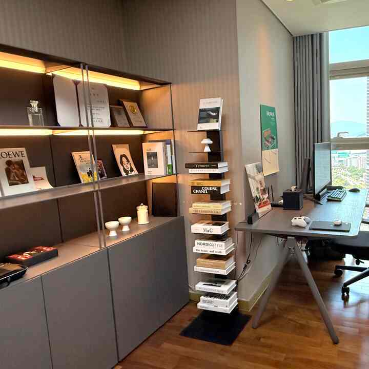 ビルレントハウスだから大きな工事は難しかったけど
家具と照明だけでも雰囲気が本当に大きく変わりました。
最近では、
長く滞在したい空間のように飾ることになると思います🤎
＃書斎飾り＃書斎インテリア＃シディーズ＃ホームオフィス＃デスカー＃私たちの家フォトゾーン＃本棚飾り＃家の装飾＃ホームスタイリング＃家の装飾＃小道具＃ブックシェルフ＃書斎＃コンスープ記録集＃今日の私たちの家＃本棚＃カラーインテリア
