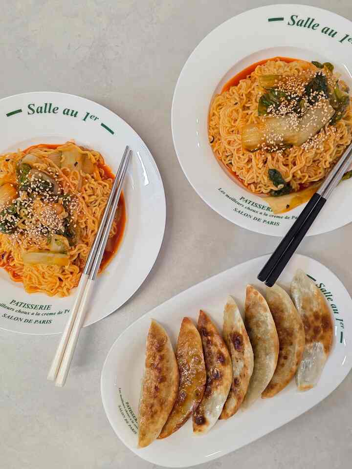不金に食べたビビン面と餃子です。
何させて食べるの？とはいえ、メニュー選択にしばらく障害が発生して
家ですぐに作って食べました。
面倒ですが、惜しんで主人の栄養剤を買おうと思います🥹
＃猫の執事＃仏金メニュー