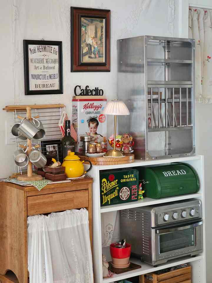 #homecafe #vintage  #빈티지감성  #원목가구 #우드인테리어   #책장인테리어  #우리집인테리어기록  #빈티지가구  #빈티지홈카페  #집꾸미기

_______________________________________________
             ■■■ On.God.Vin.T.G ■■■
_______________________________________________

♥︎いろいろな種類のヴィンテージが飛び交う…♥︎ 
      🏡いろいろなビンテージホーム🏡

《木と鉄のヴィンテージの組み合わせ》
本棚が置かれたコーヒーバースペース。 ☕️
ビリー本棚の上にアグリーブリステンキッチンラックを載せました。
ウッド家具はナヌベルの協卓なのに、
異なるデザインを2段に上げました〜

• IKEA ビリー本棚
•アグリアブルステンキチンラックM
:)♥︎


《あらゆる種類のビンテージホームホームカフェゾン構築使用説明書！》
あらゆる種類のヴィンテージホームは30年以上の構築アパートです。
平水は30坪、部屋3つのトイレ2つの家です。
この家には3人の娘と私たちのカップルがこのように5人の息子が住んでいます〜
私の家は夫が手が速くて食べ物が良くて
お父さんが料理をしています〜 
飾るのが好きなヴィンテージラバーママは家を飾る、🤎
私の家の母親になった夫は料理をします〜🐦
（現在、いろいろなビンテージホームのヴィンテージのキッチンも料理する夫のために変えて飾ってみると、今の姿に変化してきたんです。）
タウルショートアイセットを産んで育てると、ポジションが変わって
細かくて繊細で手の早いお父さんが料理をしています👨‍🍳
お母さんはめまいがして飾ります。

30年以上の構築アパートでよく生きる方法を探してみると、
私はシンプルで、ミニマリストからは遠いです。
家を飾る方法で変化させてきました。
広くない家に多くの家具があって空間活用法を悩んでから壁のパーティションを活用することになりました〜

私の家には大きな冷蔵庫が2台あります。
写真の中の崖パーティションの後ろに2台の冷蔵庫と調理する空間が隠れています。見たくない冷蔵庫の側面を仮壁パーティションを置く
隠してくれました。その前に、私は最も多くのフィードをしています 
ホームカフェ場（リセントビーンズビュッフェ収納場）があります〜
いろいろな種類のビンテージホーム いくつかの空間の中で、最も力を与えた空間でもあります。
過度にしたくて華やかなフランス風ゴールドフレーム照明が天井を占めており、いろいろな種類のビンテージが飛び交うホームカフェ場と 
ビビエントのダイニングテーブルと椅子があります。

構築の短所をカバーしようとすると、全部隠して貼って…
ミニマリストではありませんが、私は整頓されていません。
楽しんで好きな人なのでこの空間にあれば幸せになります。

ダイソーフォトフレームでフォトフレームのインテリアを楽しんだり、フォトフレームの中の写真を変えれば娘たちが気づき、写真を見て感心したり、 
最近アルファベットを書くのに絵の中のフォントを見てアルファベットを声に出して読むこともして自然に英語勉強もしたんです。笑
私がいろんな絵やフォントが好きなので好きな絵があればコレクションする趣味があります。その絵をその日その日の気分に合わせて選んで額縁のインテリアをして気分転換をしたそうです。
これが私だけの30年構築克服使用機！ ^^
おもしろかったら、いろいろな種類のビンテージホームでよく行きました〜🙊🤎
:)♥︎

鞄の仕切りで冷蔵庫の側面を隠してくれました。
 =>レトロハウスプラム原木の壁のパーティション
仮壁パーティションの前にホームカフェ場を置きました。
=>リセントビーンズビュッフェ収納帳セット
ホームカフェ場の前には食卓とベンチが置かれています。
=>ビビエントブランテンバテーブル/ベンチ
      IKEA インゴルフ ブラックチェア
ビビエント・ブラン・テンバ・ベンチの横には協卓が置かれています。
=>ナヌベルヴェルデゴム木のコラボレーション 
協卓の上には「オアキューブマルチタップ」
床にはヴィンテージなラグが敷かれています。
=>ノミアヘイリーブラウンラグカーペット
:)♥︎


あらゆる種類のビンテージホームカフェ。 🤎

買わなかったのはどうしたの？
ヴィンテージムード興奮したホームカフェ場...「リセントビンズビュッフェ収納場」
ヨーロッパ風のヴィンテージの雰囲気を賭けるのに最適です。
現在は売り切れです。

そしてヴィンテージキッチンには必需品！
クジンアートエアフライヤーグリルオーブン。
実使用しないが、存在感一つは最高！ 👍🏻
在庫切れで商品タグをつけました〜🏷

あらゆる種類のビンテージホームで使用されている製品
私のプロフィールリンクでも見ることができます〜😊
リトリーで会いましょう。  👋🏻
:)♥︎

____________________________________________
             ■■■ On.God.Vin.T.G ■■■
____________________________________________

いろいろな種類のヴィンテージ
このヴィンテージムードが好きで…♥︎
家にいる時間が幸せだ。

       Happy ON.GOD Vintage time.
        :)♥︎


♥︎==============================♥︎

 《あらゆる種類のビンテージホーム》
   フランスヴィンテージムード〜

   パリカフェ。
   :)♥︎

いろいろな種類のヴィンテージが飛び交う…♥︎
ヴィンテージムードが興奮した…♥︎
《On.God.Vin.T.G》