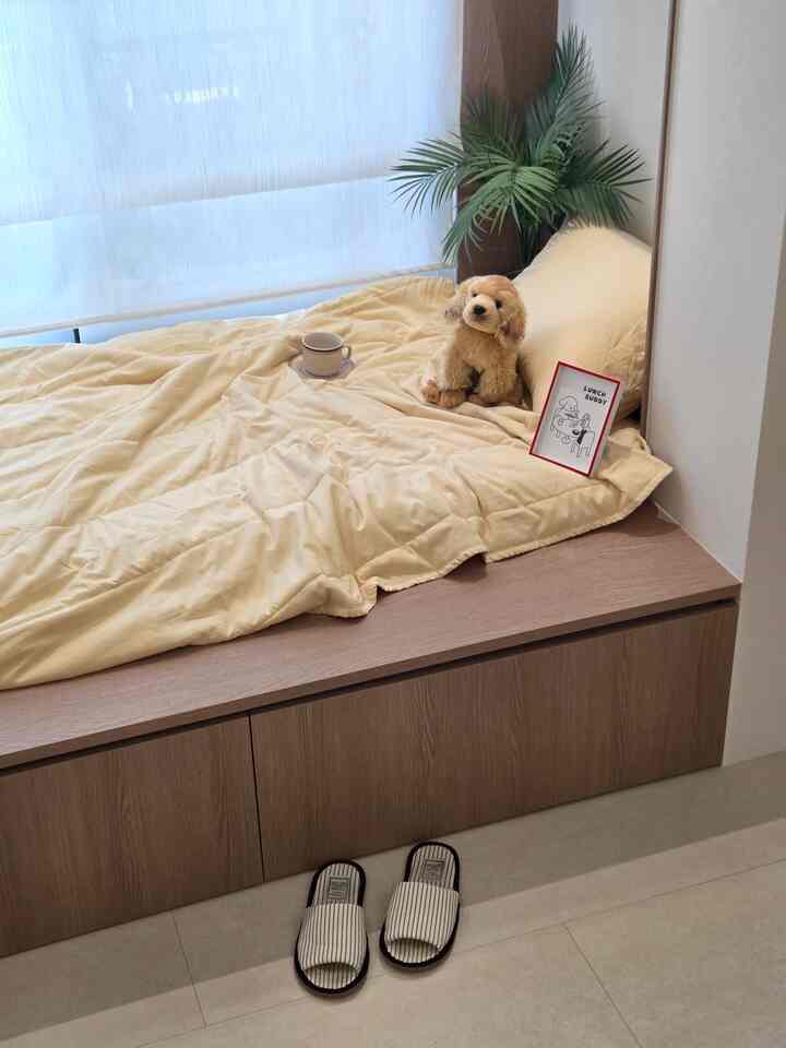 #오늘의집을を通じて製品を提供して直接使用した後期です。

私たちの家にぴったりです 
軽くふくらみながら柔らかすぎる
季節のための羽毛布団を紹介します💛

私たちはまだ赤ちゃんが若い 
4人がみんな一緒にお茶の間で寝ています🥹
夫は翌日出勤する必要があります。 
Windowsシートの上でしばしば寝ましょう！

普通にウールコースで洗ってください。
乾燥台に置いたが、乾燥は本当に
早くなりました！✨️

私はトッパーの上に置いた。
布団に触れるとすぐにしっとりと見えます。 
風合いがとても良いですね☺️

18ヶ月2番目が布団に触れてとても良いです。
すみません。

レイヤーベーシックソフトウォッシュ寝具
国際基準有害物質の厳格なテスト 
通過して毎日安心して使えるそうですよ💛

真夏にエアコンを入れて寝るとき
最近のように突然暑くなって 
シーリングファンのねじれ寝るときにぴったりの厚み感です！

枕カバーはジッパーやボタン、ひもなし
かぶる袋型ですが！
枕を入れて脱脱してくれればぴったりきれいに 
そうですね〜

ジッパーやボタンがあるのは隠されています。
不快な時がありますが袋です。 
酷い部分がなくてこれも好きでしたよ🛏

私の布団は柔らかいバターが浮かぶ
バターイエローカラーですが🧈

合計8色がありました！🍒
ピュアアイボリー/オートベージュ
ディープチャコール/ソフトミント 
バターイエロー/ラベンダー
ヴィンテージブルー/モカブラウン

選択の幅が広くて欲しい  #오늘의집layer체험단  #침구세트 #이불세트   #간절기침구   #침구 


