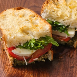 요즘 샌드위치 안 사먹는 이유🥪
📌영상에서 사용한 하우스소서 슬랩은
오늘이 마지막날이에요
프로필링크에서 구매 가능합니다
요즘 샐러드나 샌드위치는
재료값이 비싸서인지 사먹을 엄두가 안나더라고요😍
빵이랑
채소
소스는 평소에 집에 있는거라
종류별로 다양하게 만들수 있어서 좋은것같아요
📌카프레제 샌드위치
1. 빵 위에 바질페스토 1스푼 펴 바른다
2. 올리브오일 발사믹식초 1스푼씩 뿌린다
3. 슬라이스 토마토와 후레시 치즈를 나란히 올린다
4. 후추 톡톡 뿌리고 루꼴라 위에 올린뒤 빵으로 덮으면 완성
✔️후추 뿌릴때 올리브오일 발사믹시초 살짝 더 뿌려도 좋아요
✔️치즈가루 뿌리면 더 풍부한 맛
✔️빵 구운버전인데 안구운게 먹기 더 편해요
#오홈스토랑 #콘스프기록 #홈쿡 #집에서제일바빠 #오늘장면한컷 #오늘찾은취향 #오늘뭐먹지 #홈파티에진심인편 #콘스프챌린지 #요리 #레시피 #koreanfood 