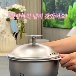 가지고 싶었던 솥밥냄비••
가격 때문에 늘 고민만 했는데🥹
바겐슈타이거 달항아리 냄비는
우아한 디자인에 가격도 착해서 놀랐던 제품이에요🤍
토마토 바질 솥밥 해먹었는데
갓지어서 먹으니 진짜 맛있더라구요🍅
달항아리에서 영감받은 디자인이라
주방에 올려두기만 해도 갤러리 분위기가 되고,
무연마제 통5중 스텐이라
귀찮은 연마제 제거 없이
바로 사용할 수 있는 점도 정말 좋았어요.
#콘수프기록집 #현명한소비 #달항아리냄비 #바겐슈타이거 #주방용품 #포춘팟 #솥밥냄비 #토마토바질솥밥 #주방꾸미기 #30평대주방인테리어 #토마토솥밥 #집밥기록 #주방템추천 #냄비추천 #살림템추천 #신혼집꾸미기 #주방용품추천 #살림의달인 #애착살림템 #오홈스토랑 #주방레이아웃  #무연마제스텐 #스텐냄비 #집들이선물추천 #집들이선물사전 #신혼부부선물 #감다살주방템 #보자마자반한템 #집요한세일  #예쁜살림템 