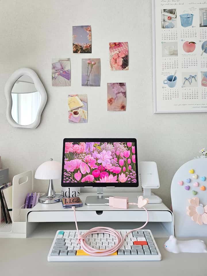 デスク上のムードまで変えてくれる充電器とは… 💗

最近私のデスクゾーン最愛のカラーテムです。
通常充電ケーブルは隠すのに忙しかったです。
コードウェイシリコン充電器はむしろ取り出したいと思いました。
柔らかいシリコン素材にカラー感までとても綺麗で
それ自体でデスクテリア完成✨
長さも2mとベッドの横、デスクどこでも楽に使用可能でした。
振り返らないとすっきりして整理ストレスもなかったよ🫶🏻
ホワイトトーン空間にも自然に似合う
ピンクカラーで感性的なスプーンを加えた感じ🎀

＃コンスープ記録集＃かわいいテム最高屋＃コードウェイ＃充電ケーブル＃シリコンケーブル＃デスクテリア 