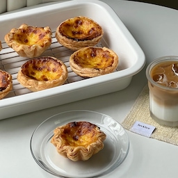 에그타르트🥚💛
파삭한 파이지와 부드러운 필링의 조화가 진짜 맛있는 에그타르트를 만들었어요-!
한 입 베어물면 바사사삭...!
따뜻할 때 먹으면 3개는 순삭이에요🥹💛
요즘 날씨가 다시 조금 쌀쌀해졌어요😢✨️
감기 조심하시고 오늘도 행복한 하루보내세요🍀
#에그타르트 #베이킹 #홈베이킹 #baking #homebaking #제과 #디저트 #맞팔 #맞팔해요 #소통 #소통해요
