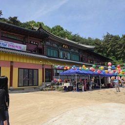 #콘수프기록 #콘수프기록집 #부처님오신날 
부처님오신날🙇‍♂️🙇‍♀️
화려함 보다는 차분한 수행중심의 분위기였어요
"충남 부여 해월사" 🙏
🔥연등은 각자의 소망과 기도를 담은 
아주작은 등불이라고해요 😃 
2026잘되게 해주세요
오집친님들도 화이팅입니다 👏
#2026부처님오신날 #오늘일상 #석가모니 #대웅전
#5층석탑 #연등축제 #daily #휴일 #주말 
