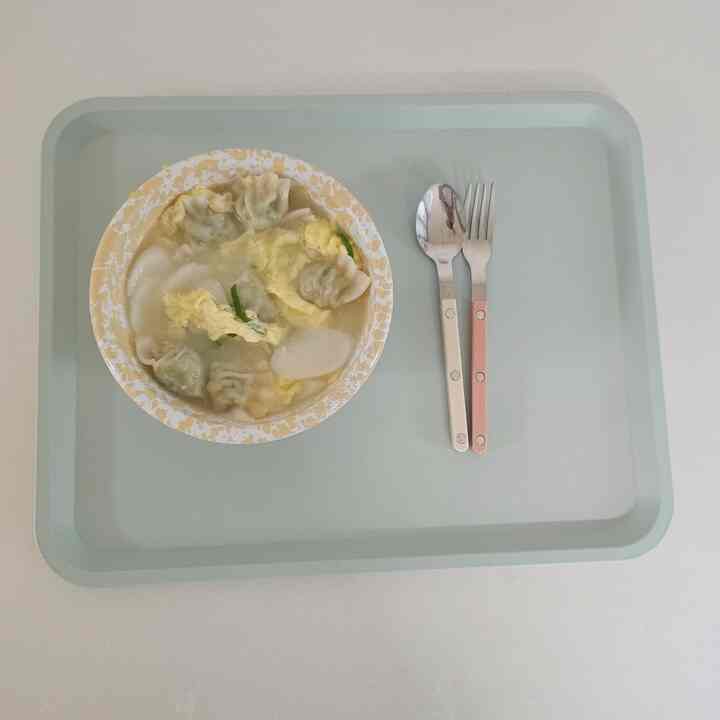 学園に行った子供がお腹がすいた!!!!を叫んで急いで煮込んだ餅餃子     