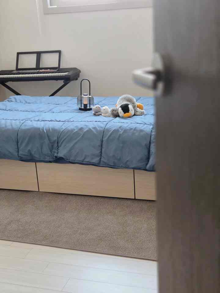 #컬러인테리어

部屋の雰囲気を変えるには、やはり寝具だけはありませんよね？ 🛏️✨
もともとは白の寝具を買うかと思ったのですが…子供の部屋に濃いネイビー色の寝具を入れたら落ち着いても確実なポイントになりますね。
ここに子供が好きなアロクダル人形まで加えてくれれば完璧なカラーインテリア完成！  #컬러인테리어 #방꾸미기 #인테리어소품 #집꾸미기
