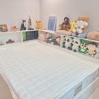 ▶️ '코너 스테이 멀티 수납 벙커 침대프레임+책장 세트'

이번에 아이방에 놓을 바스포르 침대를 좋은 기회에 사용하게 되었어요. 아이가 어찌나 좋아하던지요^^ 헤드타입이고 사이즈는 더블입니다.

✅️ E0등급의 가구
저는 가구를 구매할 때 가구 등급을 중요시하는데요~
예전에 그런걸 모르고 함부로 구매했다가 온 집안에 안좋은 냄새가 나서 몇일을 환기했던 기억이 있어요.
그 뒤로는 꼭 등급부터 확인한답니다. 역시나 바스포르 침대는 E0등급인 만큼 설치 후에도 냄새가 전혀 나지 않아서 만족스러웠어요~

✅️ 상단, 측면, 하단의 넉넉한 수납공간
하단은 벙커로 되어있어서 집에서 버리진 못하지만 안쓰는 가족액자들, 아이들 어릴때 작품 모음들, 동생에게 나중에 물려줄 장난감 등을 안보이게 쏘옥 넣어놔서 수납공간 역할을 제대로 했어요~

그리고 상단 및 측면은 아이가 직접 꾸미게 했는데요. 아이가 잠자리독서할 도서, 스스로 만든 레고 장난감, 자랑스러워하는 상장들, 그리고 초등학생인데도 아직도 넘 좋아하는 인형들로 정리를 깔끔하게 할 수 있어서 매우 만족스러워요~ 집에 어수선하게 널부라져 있던 인형들까지 정리할 수 있어서 넘 좋았어요^^

더블사이즈는 매트리스 공간이 1360인데요~ 저희는 에이스 매트리스를 놓느라 4센티가 좀 튀어나왔어요~(에이스는 더블이 1400사이즈) 하지만 크게 티나지 않고 생각보다 괜찮았어요^^ 

상단에는 예쁜 액자 뿐만 아니라 잠자리 무드등도 딱 놓을 수 있어서 인테리어 효과까지 더해져 아이방이 더 화사해졌어요^^

#오감리뷰 프로그램을 통해 제품을 제공받아 직접 사용하고 스타일링한 후기입니다.

#e0등급 #바스포르침대 #바스포르침대프레임 #더블침대 #책장침대 #아이방침대 #벙커침대 #침대수납 #알레르망패드 #아이방꾸미기  #알레르망냉감패드 #냉감패드 #에이스매트리스 #에이스침대매트리스 #에이스매트리스더블 #매트리스더블 