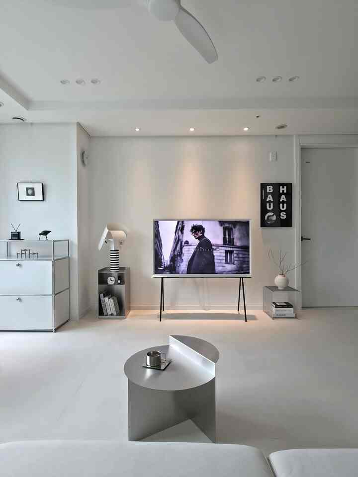 テレビの隣の額縁がいつもある理由…

以前にリモデリングの時、アパートのウォルパッドを別のスタイルに置き換えてはいけないと言っていなかったのですが…最近はなるのかも気になりますね…
＃リビングルームインテリア＃ブラック＆ホワイト＃ホワイトインテリア＃ホームスタイリング＃ミッドセンチュリーモダン＃30フラットインテリア＃新婚旅行リビングルーム＃モノトーンインテリア
＃新婚家具＃コンスープレコードハウス＃今日の私たちの家＃


