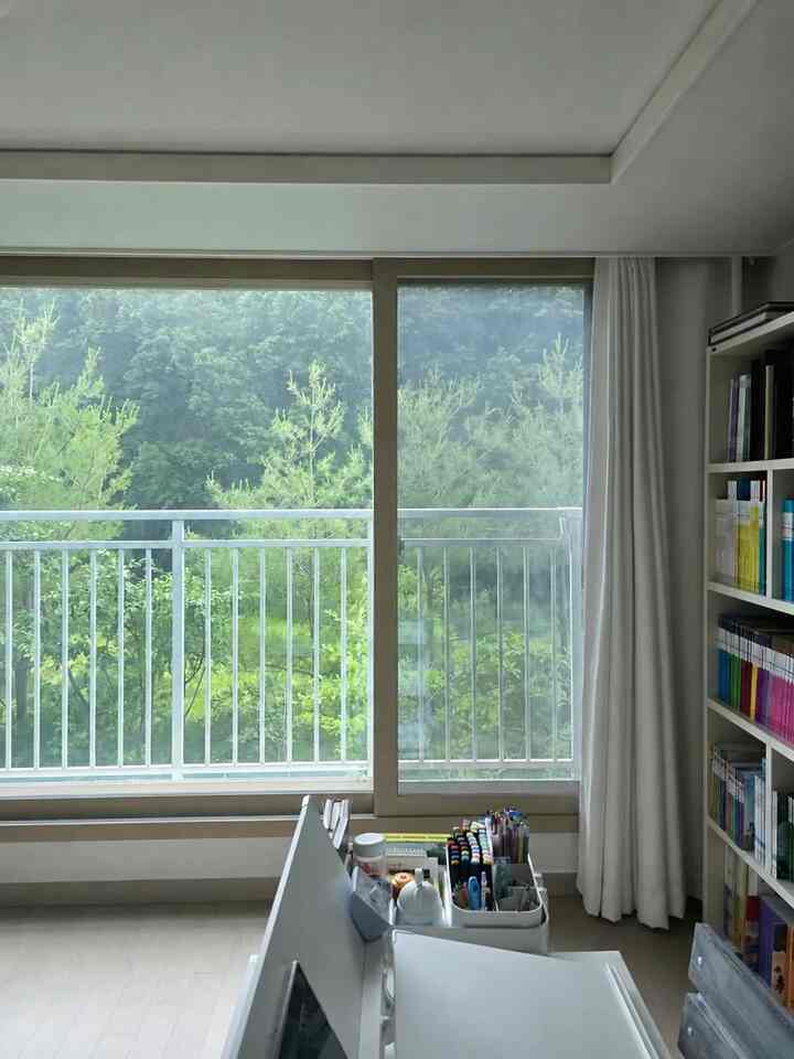 #今日の私の家

雨の午後のリビングルーム🌿

私の家はリビングルームが書斎で飾られています。
だから今はリビングと呼ぶのが難しいスペースです😊

四方八方の子供の本でいっぱい
私たちの家のライブラリー📚

すぐに一つずつ紹介しましょう😄

＃森ビュー＃ヒーリングビュー＃ビューグルメ
#1階アパート #1階集
#書斎化されたリビングルーム
#studyroom #livingroom
