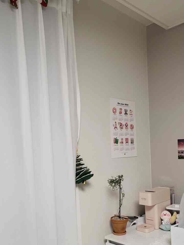 リビングルーム1つの私たちの家フォトゾーンです◡̈ 
ホームカフェスペースにはがき、ポスターを貼りましたよ～
数ヶ月後に消えるかもしれない空間ですよ🥲


＃私たちの家フォトゾーン＃チャレンジ＃フォトゾーン＃ポスターインテリア＃コーヒーマシン＃ホームカフェ＃ホームカフェインテリア＃今日の家＃プランター＃スタンド＃リビングインテリア＃リビング飾り