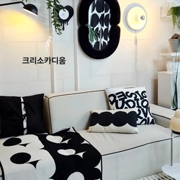 우리집 행잉식물 중에서 크리소카디움은 정말 순둥하게 
잘 자라는 아이에욪🌿
몇년전에 네이버에서 잎 조금 있는 아이 배송받아 키우기 
시작해서 두번째 2호도 만들어 잘 자라주고 있어요 
두번째 사진이 엄마 크리소카디움 ㅎㅎ
얘는 뜍 잘라 흙에 꽂으면 자기가 뿌리 내려서 잘 살아요.
#현명한소비 #콘수프기록집 #거실 #거실정원 #거실가드닝 #홈가드닝 #실내정원 #화이트인테리어 #플랜테리어 #플랜테리어식물 #맞팔 #맞팔환영 #맞팔해요 #우리집일상 #오늘장면한컷 #오늘의정원 #오늘의힐링 #오늘의가든 #행잉식물 #행잉플랜트 #벽꾸미기 #박쥐란 #크리소카디움 #집사일상 #식물키우기 #박쥐란 #쉐이커박스 #블랙쉐이커박스 