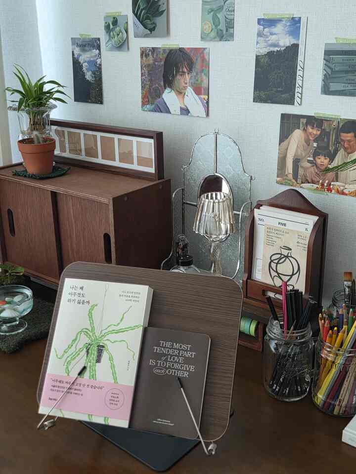きっと読もうとした本なのに…
ますます小物（オブジェ）になってしまっている私の本たち..📚
皆さんはいつも本をよく読んでいますか？ 📖

前に明らかに高校生、大学生までだけでも本を読むのを 
本当に好きだったんです。 
しかし、最近は心のように簡単ではありません。 
集中できないことがあります。🥹 
（ショートフォームにとても中毒になったのでしょうか…？）
集中して完読したい気持ちは屈辱みたいだが、 
そんなことができないので、ますます本が空間を飾る感性小道具用途にのみ使われる笑い現実ですよ🤦‍♀️

写真の中のヴィンテージのハウジングは私たちの家の前にホームプラス 
B級の製品割引コーナーで、ちょうど6千ウォンに連れてきた子です！ 🤭
お母さんお父さんは最初に見ています。 
「何こんな優重虫な色の据え置きを買ってきたのか～」と言われたが、 
やわらかなウッドトーンいっぱいの私の空間に完全にパチパチのようにぴったりではないでしょうかその町！ 🤎生きられなかった運命のような据え置きですよ~~✨️✨️

本は小物になったかどうか.. 
私の空間が綺麗になったので一応は大満足することにしますよ！ 🤣
​。
＃ブックステイ＃読書時間 