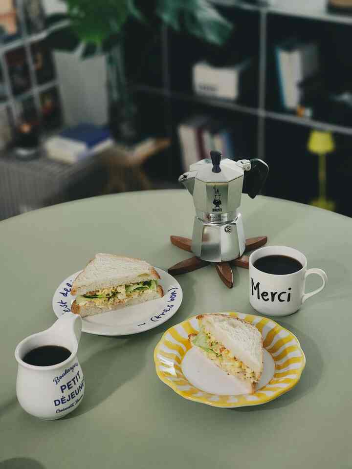週末のホームブランチ🥪☕️
簡単にエッグサンドイッチで食べました。 
久しぶりなので、おいしく食べましたね😉
＃エッグサンドイッチ＃ホームブランチ＃ホームカフェ 
＃オーホームストア＃新婚旅行＃2家具＃新婚旅行 
#日常記録 