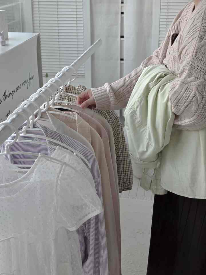 #오감리뷰 プログラムを通じて製品を提供され、直接使用してスタイリングした後期です。

ベランダ空間をもう少しきれいに使いたくて設置した
ハードウェルツインラインLEDハンガー✨

従来は、洗濯乾燥機が床面積を占めていて苦しい感じ
あったけど、天井型なので設置後はるかに広くてすっきり見えました👏🏻

普段は照明として使うが必要なときだけ降りて
洗濯物を敷くことができる点が本当に楽です。
照明+ハンガー2 in  #빨래건조대 #베란다 #드레스룸 #세탁실