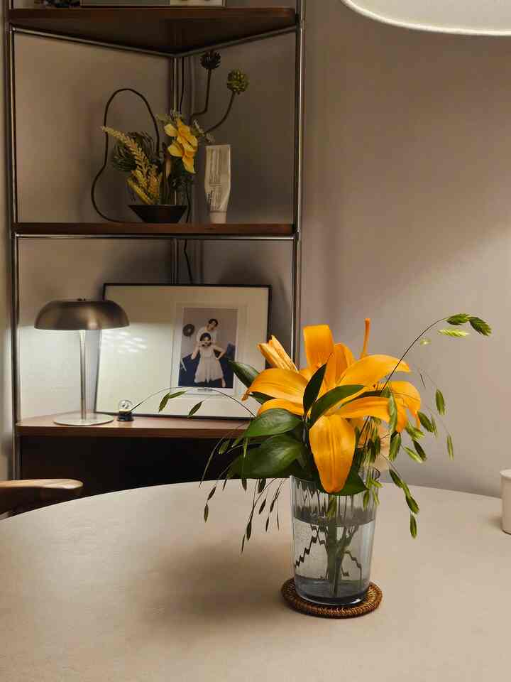 季節が変わるたびに食卓の上の花も変えてくれる方ですよ🌼
花一つだけあっても家の雰囲気が変わる感じ🤍

早く整理を終えて季節の花いっぱいに挿しておきたいですね🥹

今日の家