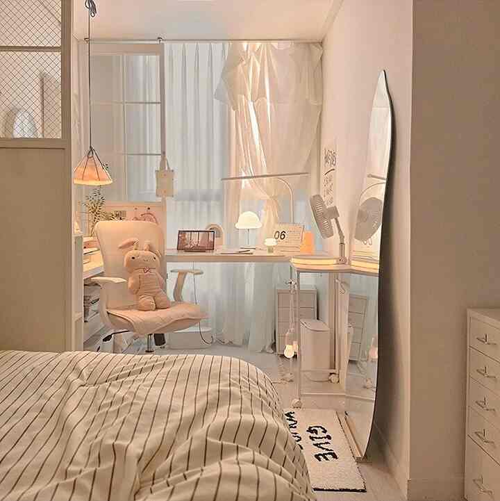 日はいっぱい曇りの朝です。
暗闇の中でランバンの照明
所有者のいない部屋にコーヒーを持ってきて占拠中ですよ🤫

まもなく大型の部屋の雰囲気が変わる予定です。
今の姿を見ました。 
ㄱ字構造の窓辺の前、曖昧な空間だったところが
集中モードを高めるデスクスペースに変化しました。  #인테리어노하우  #고딩방 #방꾸미기  #자취방스타일링 #파티션인테리어 #원룸인테리어 #방인테리어 #책상추천 #소품인테리어 #조명인테리어 