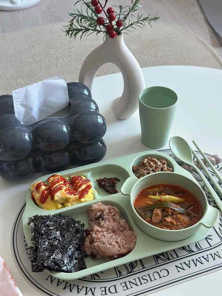 #오늘의우리집 #콘수프기록집 
今日の昼食は食べ物です🍚
野菜油と、黒大豆、卵、マグロキムチチゲ、納豆
ドラマを見ながら昼食をとる解決😁
コーヒーを飲んで運動するなら、
#daily #일상 #오늘점심뭐먹지 #오늘의집 #참치김치찌게 